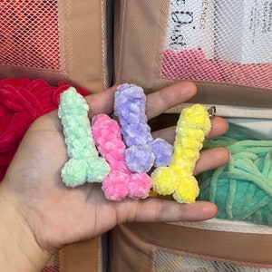 Llavero de mini pene de ganchillo hecho a mano
