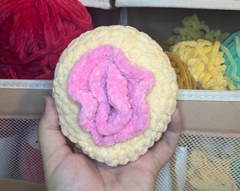 Vulva tejida a crochet hecha a mano