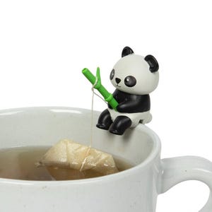Compañeros de Té - Lindo Panda Pescador - Porta Bolsitas de Té - Accesorio para Taza - Regalo Único para Amantes del Té - Regalo para Él y para Ella - Infusor de Bolsitas de Té