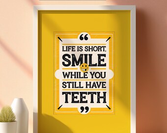 Poster con citazione divertente: la vita è breve, sorridi finché hai ancora i denti
