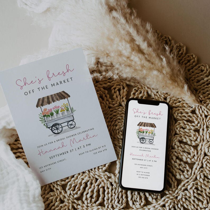 Peut inclure: Une invitation de f&ecirc;te pr&eacute;nuptiale bleu clair et blanc avec une illustration aquarelle d'un chariot &agrave; fleurs. L'invitation indique "She's fresh off the market" et comprend le nom de la mari&eacute;e, la date, l'heure et les informations RSVP.