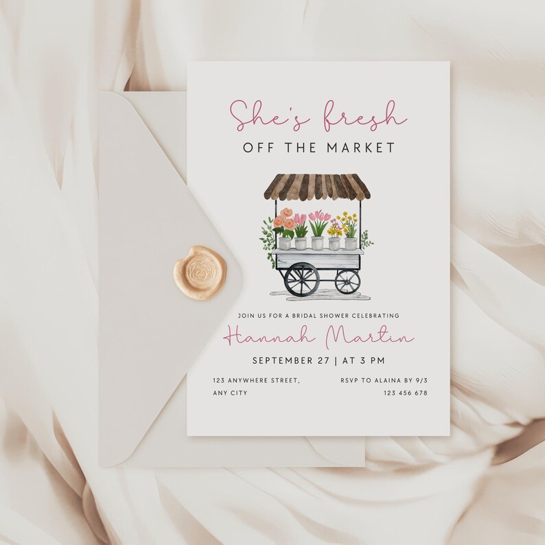 Peut inclure: Une invitation de f&ecirc;te pr&eacute;nuptiale blanche avec une illustration aquarelle d'un chariot &agrave; fleurs. Le texte indique "She's fresh off the market" et comprend le nom de la mari&eacute;e, Hannah Martin, la date et l'heure de la f&ecirc;te, ainsi que les informations RSVP.