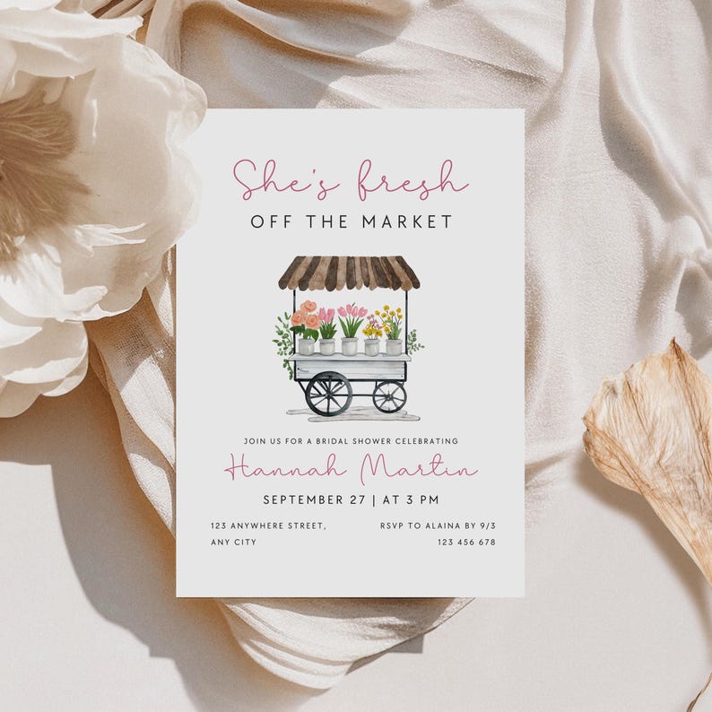 Peut inclure: Une invitation de f&ecirc;te pr&eacute;nuptiale blanche avec une illustration aquarelle d'un chariot &agrave; fleurs. L'invitation indique "She's fresh off the market" et comprend le nom de la mari&eacute;e, la date, l'heure et les informations RSVP.