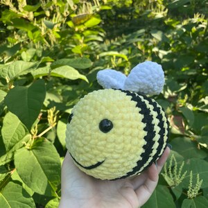 Handmade Crochet Bumblebee Plushie – Cute Amigurumi Bee Toy – Bee Lover Gift – Soft Stuffed Animal – Nature-Inspired Nursery Decor