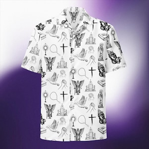 Könnte beinhalten: Weißes Hemd mit Knöpfen und einem schwarz-weißen Druck von religiösen Symbolen, darunter Tauben, Kreuze, Engel und eine Kirche.