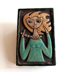 Vintage Lars Bergsten Ceramic Wall Plaque – 1960s Swedish Modernist Girl with Pearl Necklace, Turquoise Pottery