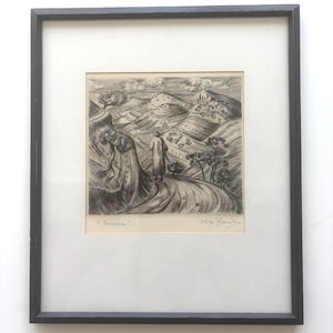 Puede incluir: Un grabado en blanco y negro enmarcado que representa un paisaje con colinas, árboles y una figura caminando por un sendero. La obra está titulada "Il Toscana" a la izquierda y firmada por el artista a la derecha, dentro de un marco de madera oscura.