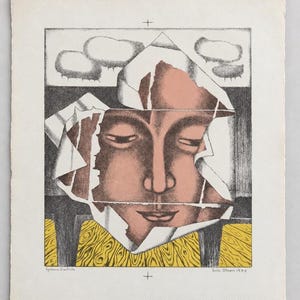 Peut inclure: Une lithographie sur papier représentant un visage humain stylisé dans des tons roses, encadré par des bords de papier blanc déchirés. Le fond comprend des nuages noirs et blancs, une bande horizontale sombre et un motif de bois jaune.