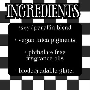 Peut inclure: Sur un fond &agrave; carreaux noir et blanc, le mot &laquo; INGR&Eacute;DIENTS &raquo; en grand texte blanc. Un rectangle noir &eacute;num&egrave;re les ingr&eacute;dients&nbsp;: m&eacute;lange de soja/paraffine, pigments de mica v&eacute;g&eacute;taliens, huiles parfum&eacute;es sans phtalate et paillettes biod&eacute;gradables.