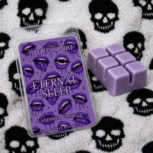 以下が含まれることがあります： ラベンダー色のワックスメルトと6つのキューブ。パッケージには「THE GRUESOME GOAT」と「ETERNAL SLEEP」の文字が入った紫色のラベルが付いています。ラベルには「LAVENDER VANILLA」と紫色の唇のイラストも描かれています。