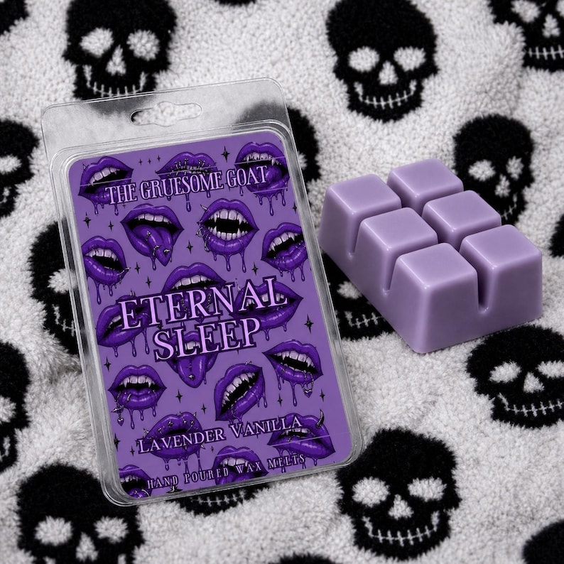 以下が含まれることがあります： ラベンダー色のワックスメルトと6つのキューブ。パッケージには「THE GRUESOME GOAT」と「ETERNAL SLEEP」の文字が入った紫色のラベルが付いています。ラベルには「LAVENDER VANILLA」と紫色の唇のイラストも描かれています。
