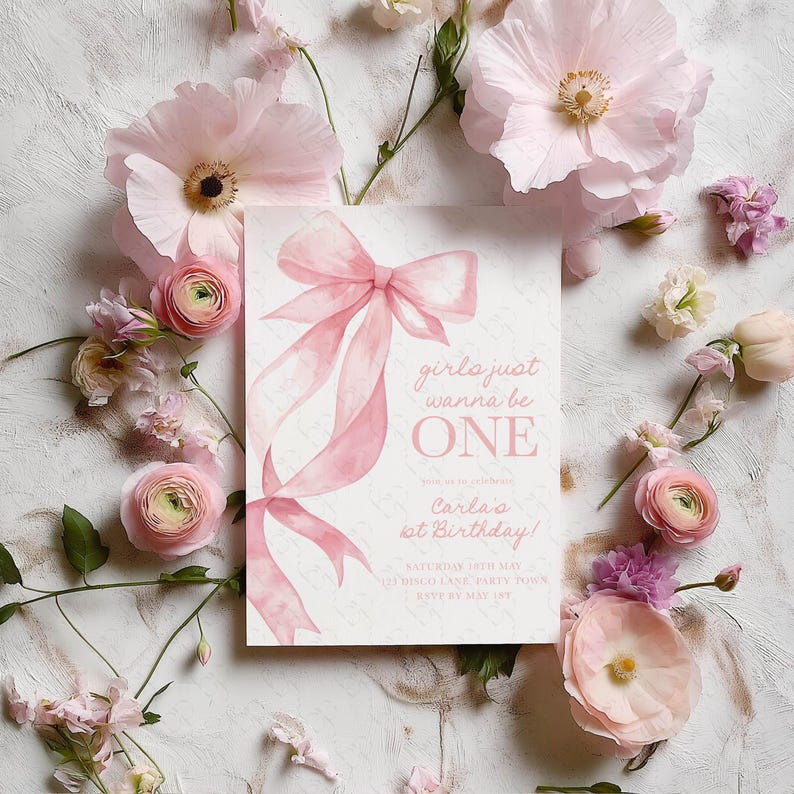Puede incluir: Invitaci&oacute;n de cumplea&ntilde;os de acuarela rosa con un gran lazo rosa y el texto "girls just wanna be ONE" y "Carla's 1st Birthday!" La invitaci&oacute;n tambi&eacute;n incluye la fecha, la hora y la ubicaci&oacute;n de la fiesta.