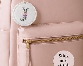 Sleutelhanger met alfabet en plakrand, borduurtechniek. Letters om zelf te borduren, 26 sjablonen met afwasbare letters, gepersonaliseerde naam. Stabilisator.