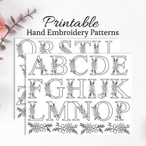 Op de afbeelding: Printbare handborduurpatronen met het alfabet, elke letter versierd met bloemmotieven. De letters zijn in een schreeflettertype en zijn zwart op een witte achtergrond. De afbeelding bevat de tekst "Printable Hand Embroidery Patterns".