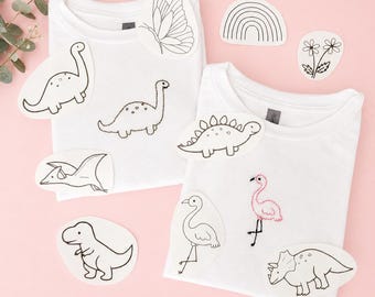 Dinosaurus borduurpatroon met stokjes en steken. Afwasbaar borduurpatroon met kleeflaag. Stabilisator, oplosbaar papier. Babytekstpatroon. Vlindersjabloon.
