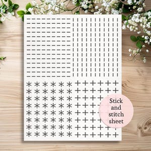 Peut inclure: Une feuille blanche à coller et à coudre avec divers motifs de points gris foncé. Les motifs comprennent des tirets, des lignes verticales, des astérisques et des signes plus. Un cercle rose avec le texte "Stick and stitch sheet" est à droite.