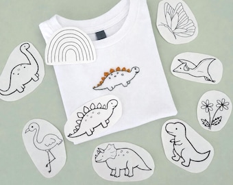 Borduurpatroon met dinosaurussen om mee te borduren. Afwasbare borduurstabilisator voor kinderen. Oplosbaar papier: dinosauruspatroon, vlinder- en bloemmotief.