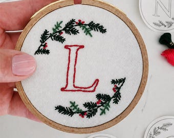 Kerstornament met stokjes en steken, monogramborduurpatroon, alfabet, personaliseer ornament, letter, kerstboomborduurdecoratie