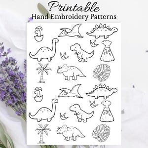 Puede incluir: Una hoja imprimible en blanco y negro con patrones de bordado a mano de dinosaurios. La hoja incluye varias ilustraciones de dinosaurios, palmeras, volcanes y hojas tropicales. El texto "Printable Hand Embroidery Patterns" está en la parte superior.