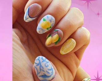 Uñas postizas con diseño de limones de la Costa Amalfitana / Diseño de azulejos mediterráneos pintados a mano, probadas para el verano italiano.