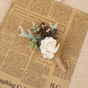 Boutonnieres for Men Wedding Feather White Rose Elf Accessories Groom Men Suit Pocket Flower Collar Corsage Clip Groomsmen Pin Base Holder