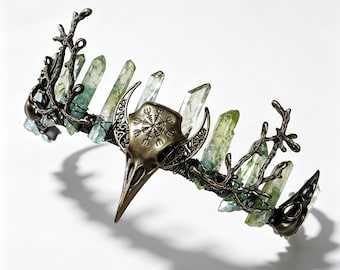 Corona de calavera de cuervo de cristal verde, tiara de luna de cuarzo en bruto, tocado de rama de bronce, cosplay de hada del bosque, bruja oscura de Halloween del Renacimiento