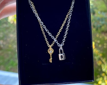 Conjunto de colares com fechadura e chave: colares de casal banhados a ouro