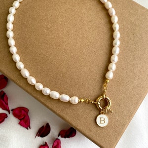 Elegante collar de perlas de agua dulce, collar de letras iniciales personalizado, joyería con nombre personalizado, regalo para mamá, regalo para ella, regalo del día de la mujer