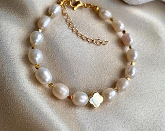 クローバーパールブレスレット：金メッキのエレガントなレディースブレスレット