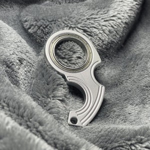 Keychain Spinner Kunai, Karambit, Mask Keychain Fidget Toy for Keys,  Keychain for Men for Women (White Karambit) - Yahoo Shopping