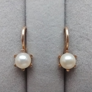 Vintage cute gold earrings with natural pearls