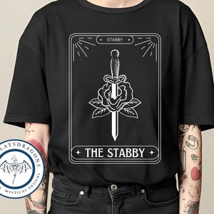 Die Stabby Tarot Karte | D&D Schurke | Dungeons and Dragons | D20 Würfel | D&D TShirt | Dungeon Master | Dnd | Geschenk für DM | Spielleiter