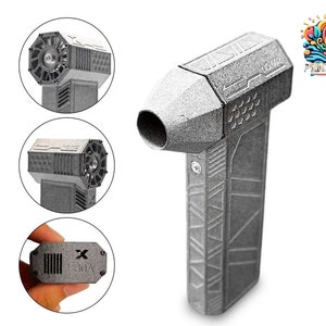 Pode incluir: Um dispositivo cinzento com aspeto futurista, com um bocal cilíndrico e uma pega retangular. O dispositivo tem padrões geométricos intrincados e um pequeno botão circular. A imagem inclui vistas de perto dos detalhes do dispositivo e o logótipo Printopia.