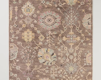 Alfombra con motivos persas en tonos pastel apagados, estilo bohemio, anudada a mano, inspirada en la tradición Oushak para salón, dormitorio y oficina.