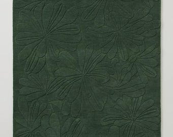Handmade Tufted Wool Rug: Green Daisy Sculpted Design
