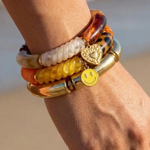 Trío de pulseras de resina hechas a mano con detalles dorados: joyas apilables gruesas en naranja, amarillo y carey