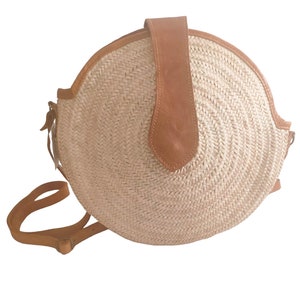 Corossbody WICKER BAG, mit langem Griff und braunem Lederverschluss