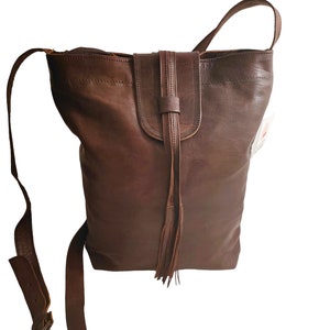 Tragetasche aus braunem Leder mit langem verstellbarem Griff, mit Schnalle, mit Druckknopfverschluss, handgefertigt