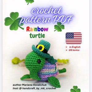 Könnte beinhalten: Häkelanleitung PDF für eine Regenbogen-Schildkröte mit einem grünen Hut mit goldener Schnalle. Die Anleitung ist in englischer Sprache mit US-Begriffen geschrieben.