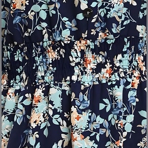 Robe midi d'été à fleurs pour femme, robe décontractée imprimée à col en V, robe de plage d'été bohème, robe de soirée ample et élégante Navy Blue