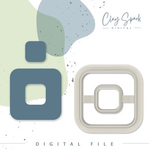 Pode incluir: Download digital de um cortador de biscoitos quadrado com um quadrado menor cortado no centro. O cortador é cinza claro e o fundo é branco com formas abstratas verdes e azuis.