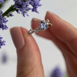 Tanzanit älvring, kvist Tanzanit trädgrenring, tunn silver naturring, naturinspirerad förlovningsfantasiring