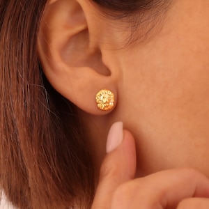 Kleine Gold Löwe Ohrstecker, süße Löwe Ohrringe, Löwe Schmuck, Tier Ohrringe, Sternzeichen Schmuck, Leo Ohrringe, Tier Ohrstecker