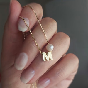Collar inicial de perlas delicadas, collar de perlas de letras diminutas, collar de perlas de agua dulce con letras 3D, collar de dinero viejo elegante minimalista, su regalo
