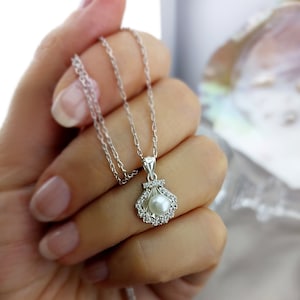 Pearl Oyster Shell Necklace, Pearl Seashell Necklace, Classy Bridal Necklace, Matching Bridesmaid Charm, Freshwater Pearl Charm, Mermaidcore