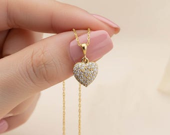 Halsband med glänsande hjärtan, hjärthänge i 925 sterlingsilver, present till henne