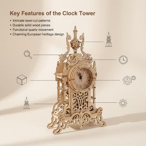 Puede incluir: Un modelo de torre de reloj de madera clara con intrincados patrones cortados con láser, una esfera circular con manecillas negras y mecanismos de engranajes visibles. La imagen incluye el texto Key Features of the Clock Tower con viñetas.