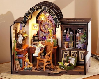 Könnte beinhalten: Ein Miniatur-Puppenhausmodell aus Holz eines Zauberzimmers mit einem Buntglasfenster, einem Schreibtisch, einem Stuhl, Bücherregalen und einem Besen. Das Puppenhaus ist mit einer Vielzahl von magischen Gegenständen dekoriert, darunter eine Kristallkugel, ein Kessel und ein Zauberbuch. Das Puppenhaus ist mit "The Magic Study" beschriftet.