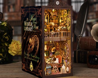 Peut inclure: Une maison de poupée miniature en bois en forme de livre avec le titre "Magic Wonder Library Time" sur la couverture. La maison de poupée est ouverte et montre un intérieur détaillé avec un chat assis à un bureau, une cage à oiseaux et une horloge.
