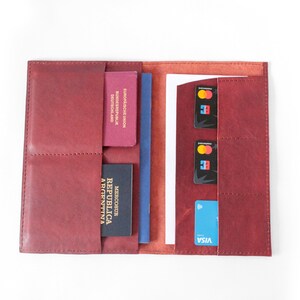 Personalisierte Reisepasshülle aus italienischem Rindsleder – elegantes Etui für Karten, Ausweis und Dokumente. Stilvoller Reisebegleiter